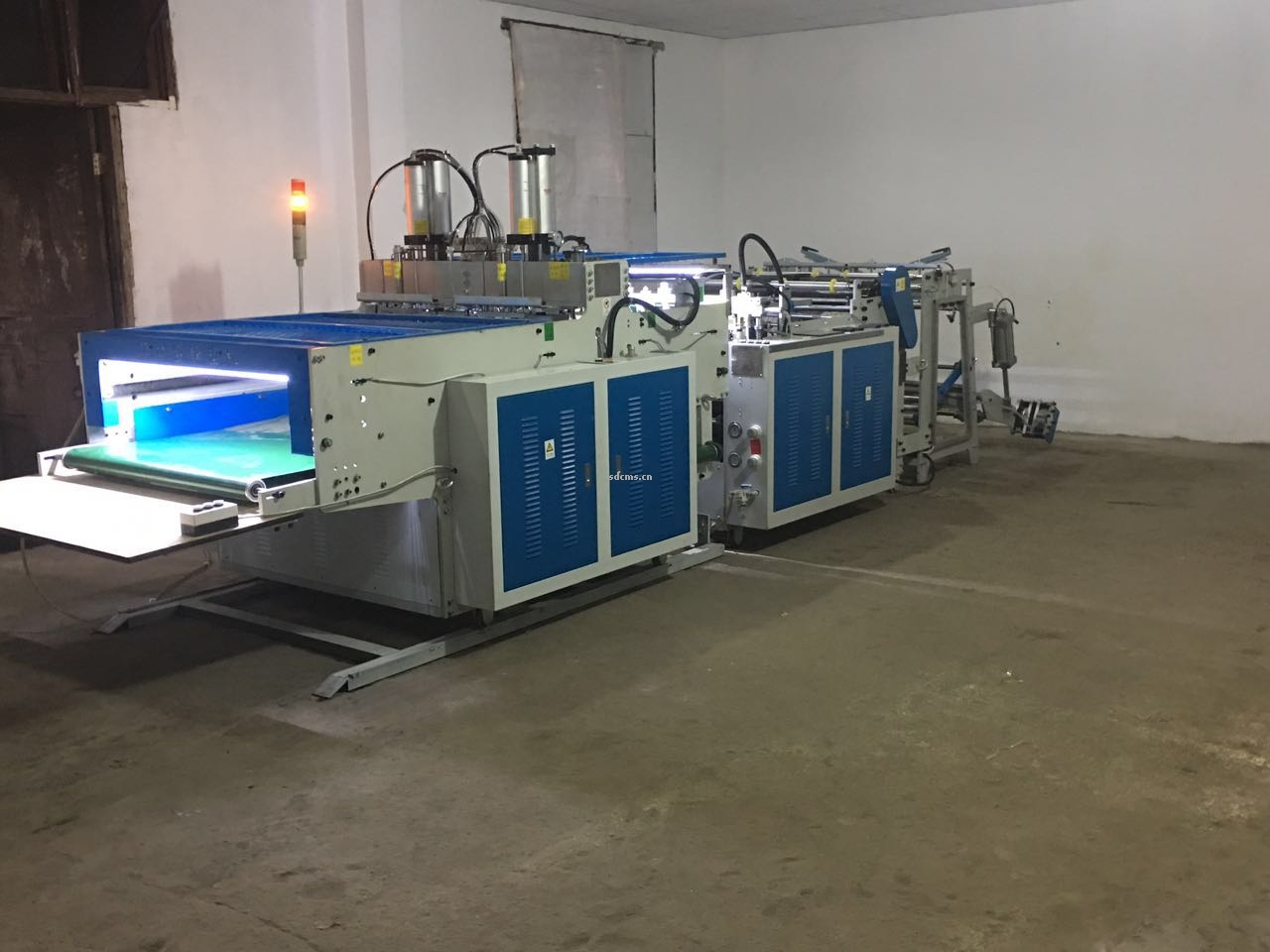 超高速制袋機 超市購物袋制袋機一、特點：本機以HDPE、LDPE筒膜為原料，是制作超市袋、背心袋、馬甲袋、市場袋的理想設備，本機具有節(jié)省人工、降低成本、一次成型、故障率低、產量高等特點，良好性能的色標跟蹤儀，使封切長度更準確，誤差更小。采用先進的電腦，長度調整方便，精確。