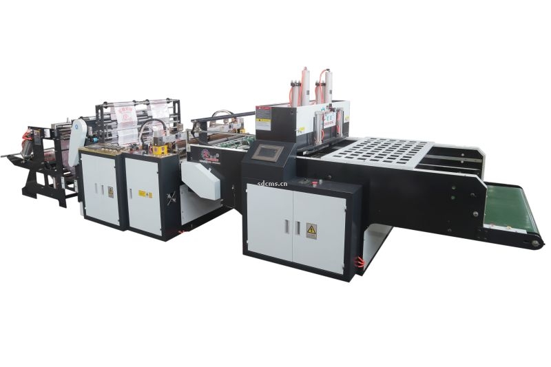 超高速制袋機 超市購物袋制袋機一、特點：本機以HDPE、LDPE筒膜為原料，是制作超市袋、背心袋、馬甲袋、市場袋的理想設備，本機具有節(jié)省人工、降低成本、一次成型、故障率低、產量高等特點，良好性能的色標跟蹤儀，使封切長度更準確，誤差更小。采用先進的電腦，長度調整方便，精確。